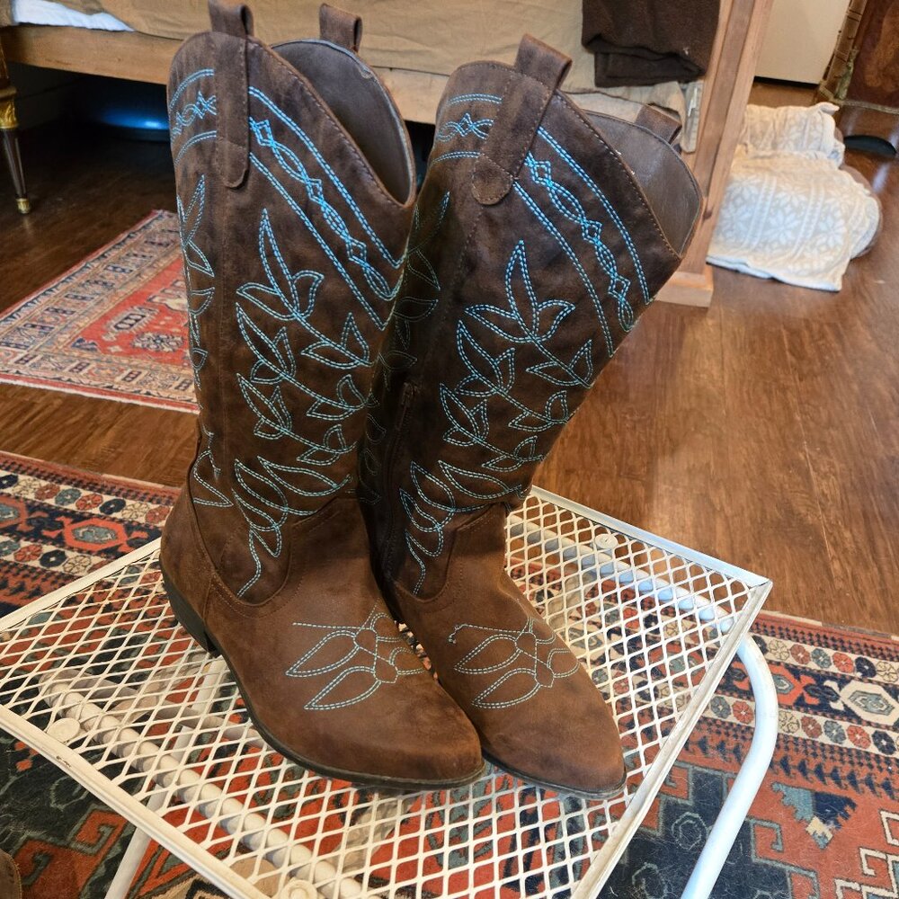 Flower Embroidered Classic Cowgirl Boots